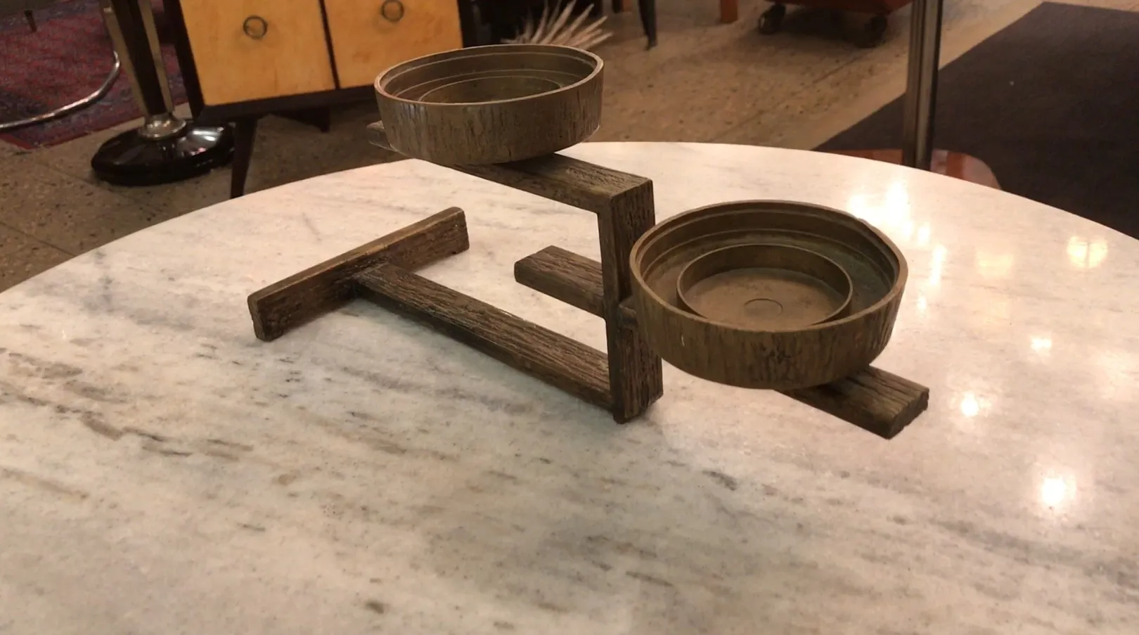 candelabro antigo de dois braços com suporte decorativo em um ambiente elegante