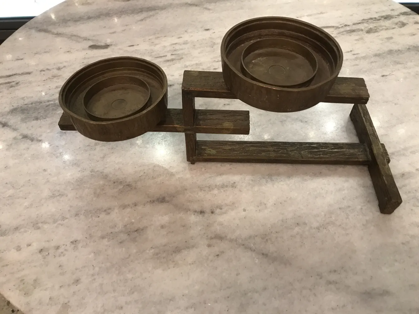 античный канделябр с двумя круглыми держателями