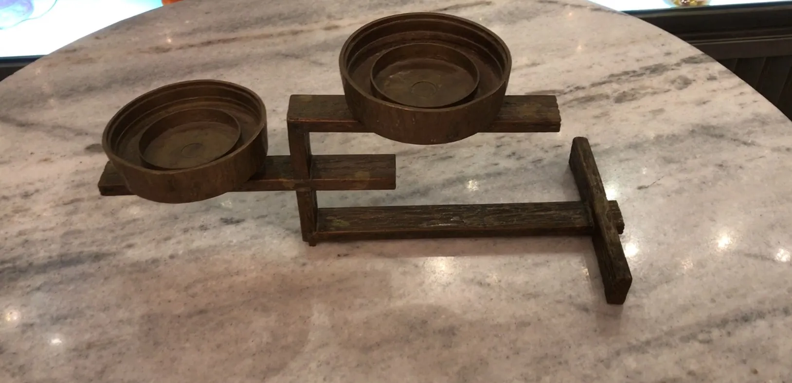 candelabro antiguo con dos luces en una base de madera