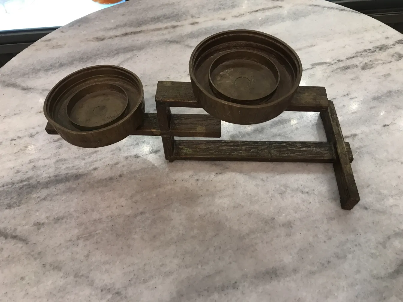 candelabra na may dalawang bilog na mangkok sa isang stand