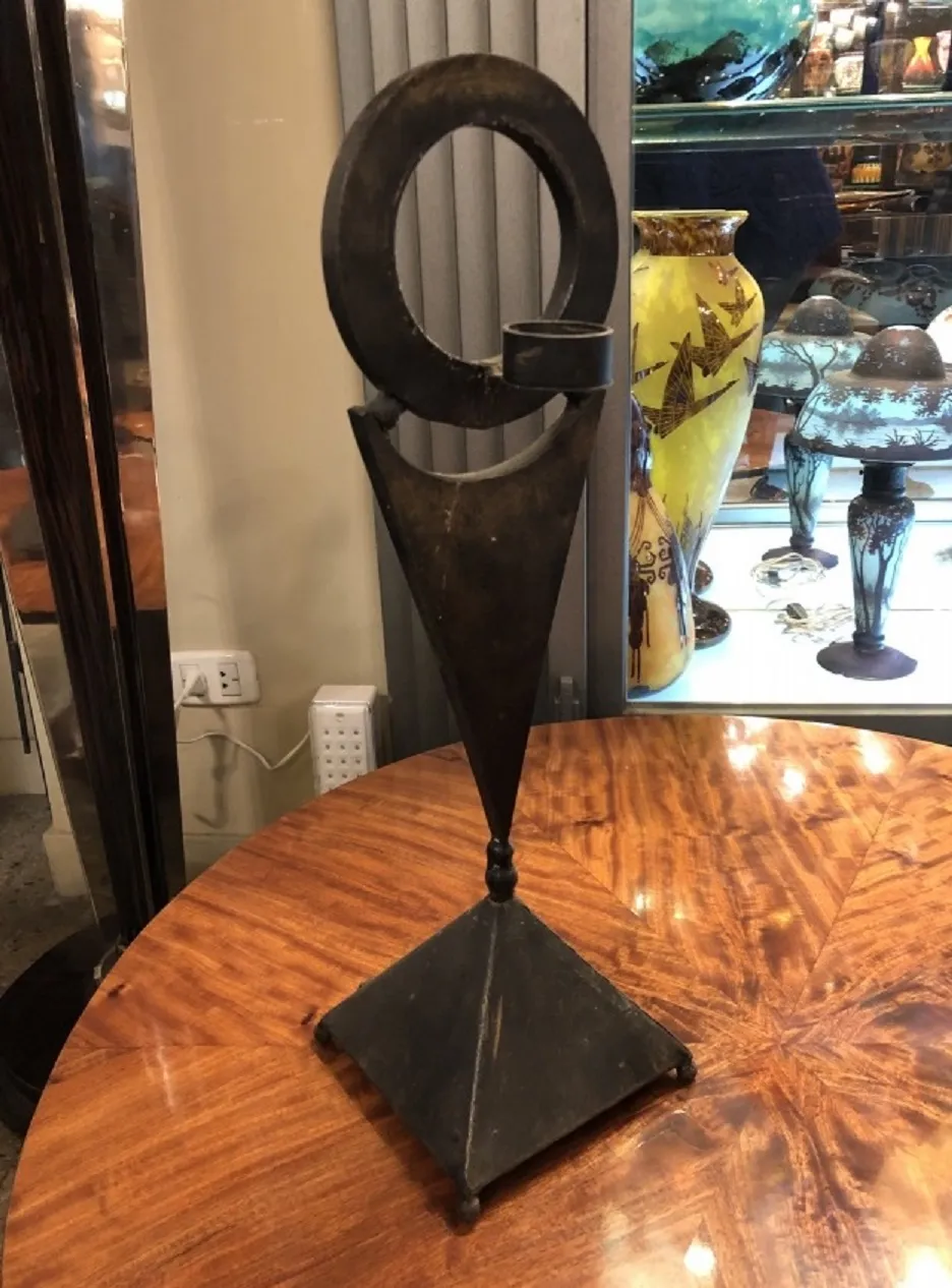 candelabro antico elegante con base triangolare