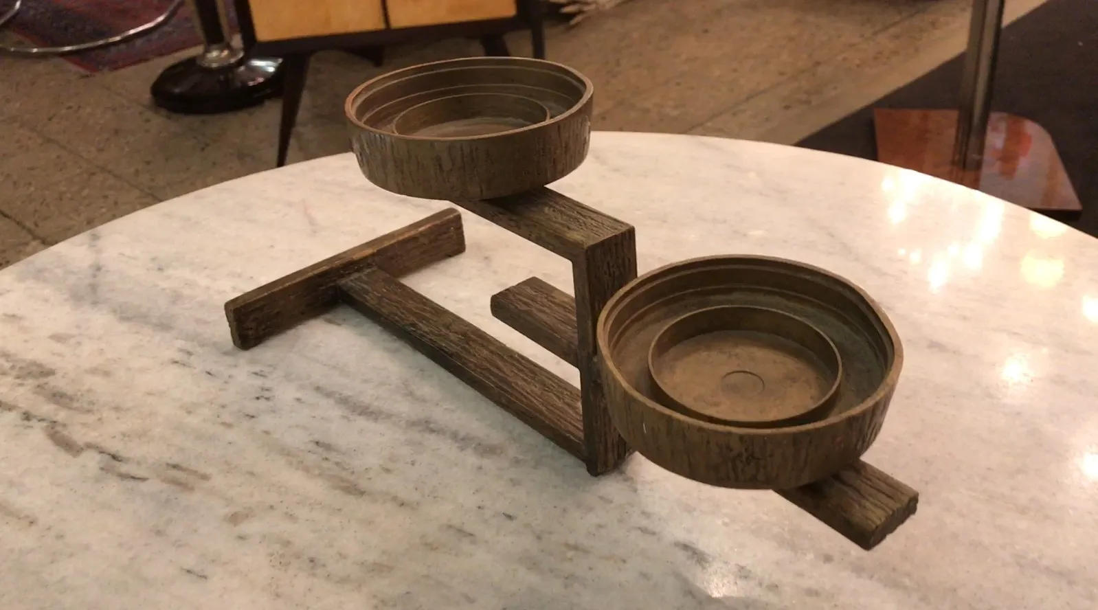 candelabro antigo com copos circulares sobre a mesa