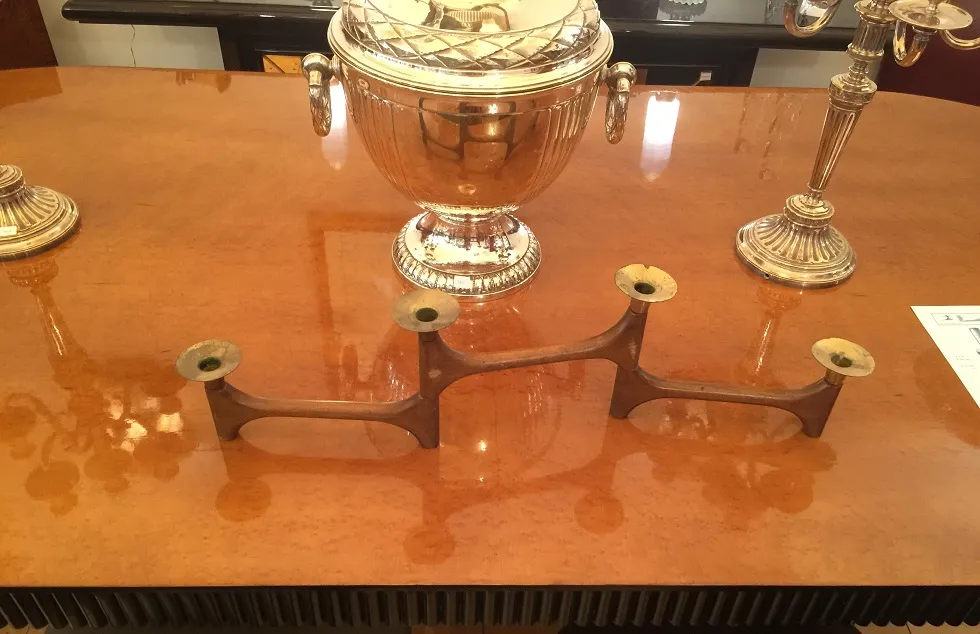 candelabro antigo com três braços e base decorativa