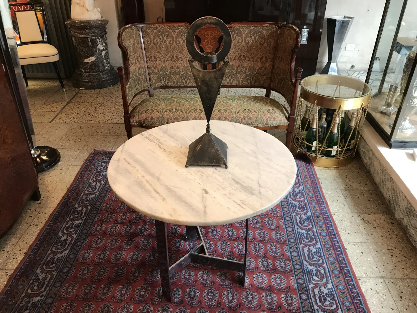 candelabre ancien avec un design décoratif élégant dans un cadre accueillant