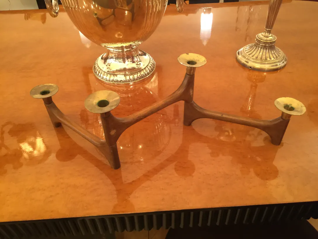 Castiçal antigo de três braços em uma mesa