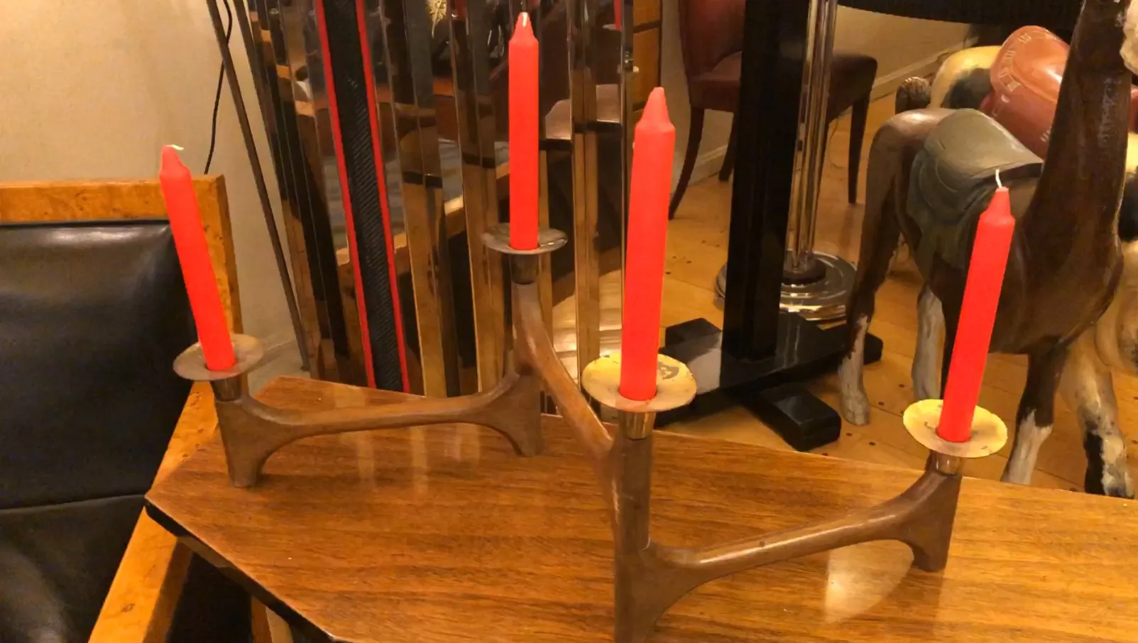Candelabro antiguo con velas rojas sobre una mesa