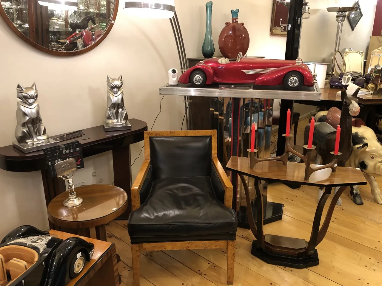 Candelabre ancien avec trois bougies rouges dans un cadre décoratif