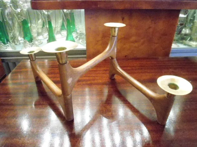 candelabro antico con tre bracci e base elegante in un ambiente caldo