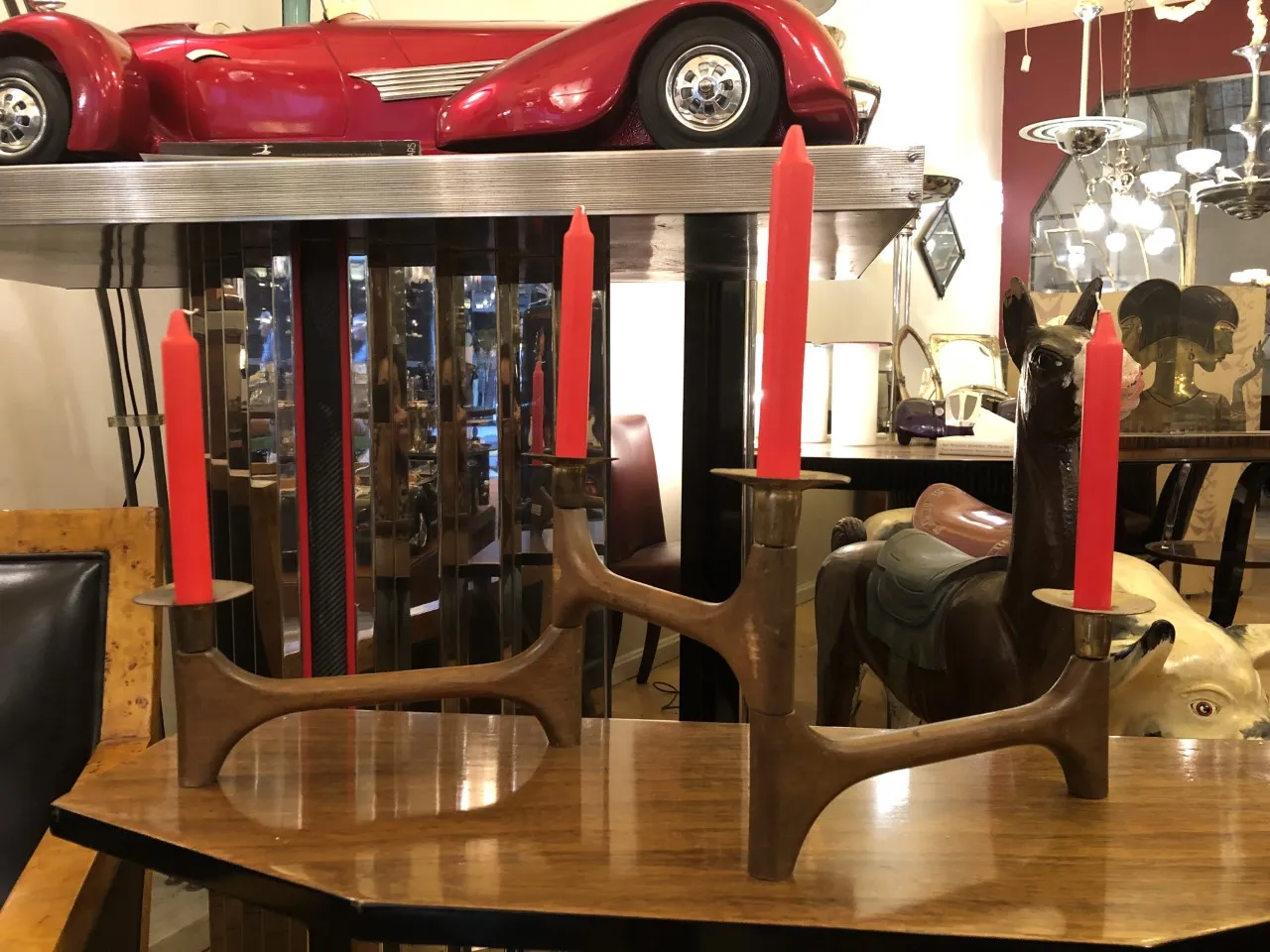 Candelabre ancien avec bougies rouges dans un cadre élégant