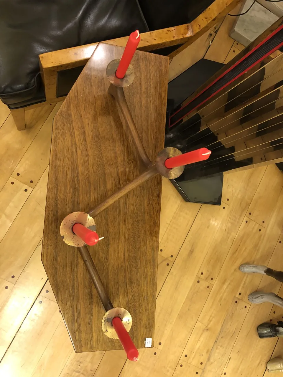 Chandelier ancien avec base en bois et bougies rouges dans un cadre confortable