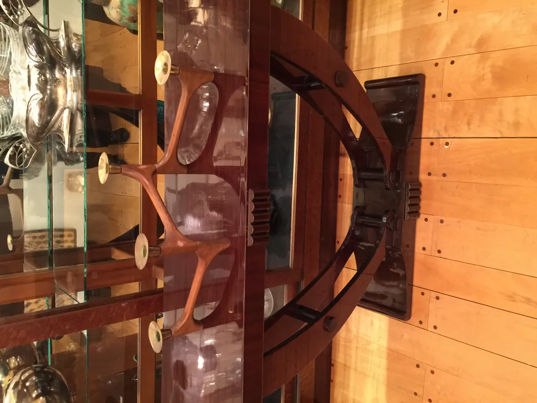 Antiker Kandelaber elegant gestaltet mit dekorativen Details und hellem Holz Hintergrund