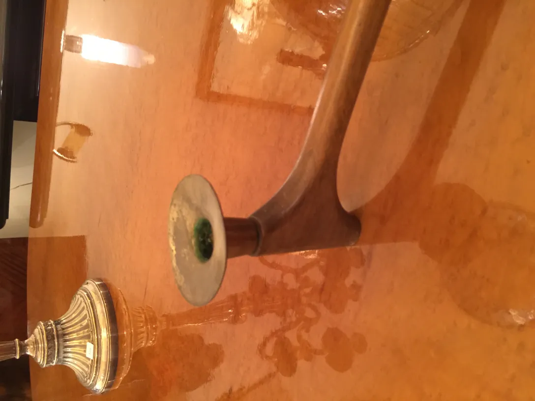 شمعدان عتيق مع قاعدة مزخرفة على الطاولة