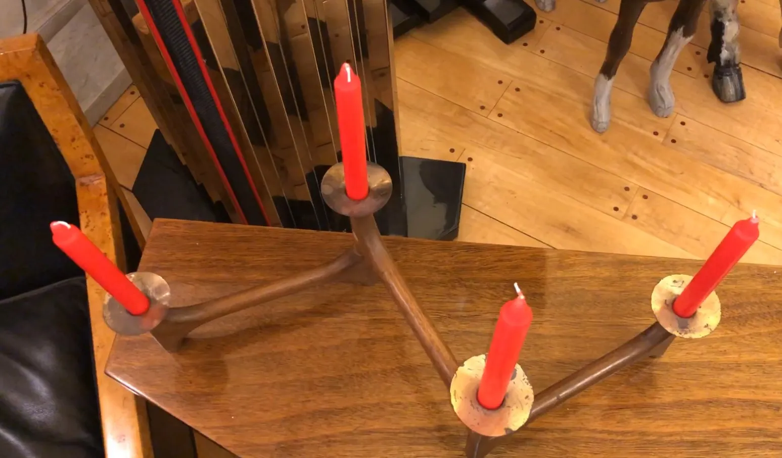 candiçal antigo com velas vermelhas sobre uma mesa de madeira em ambiente clássico