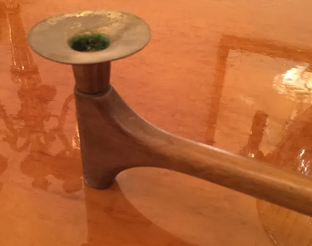 candelabro antigo em uma mesa brilhante de madeira