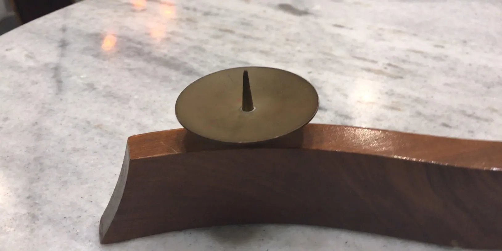 candelabro antico con base curva elegante