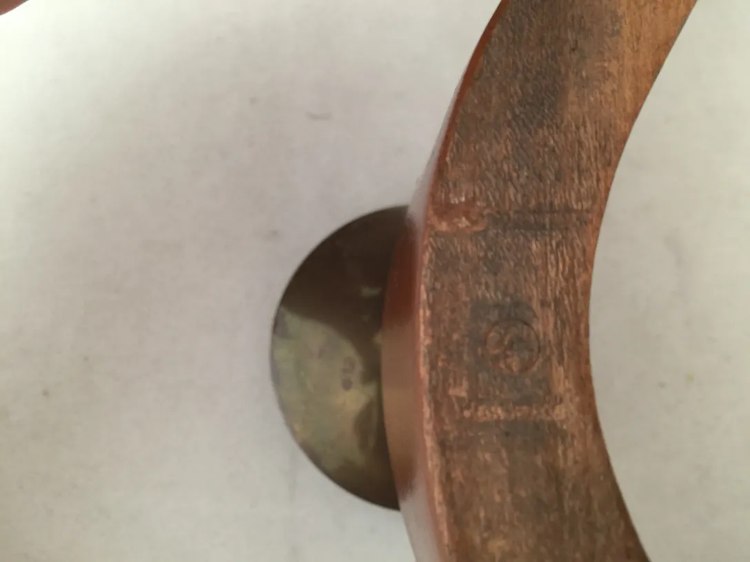 Castiçal antigo com base redonda e detalhes distintos