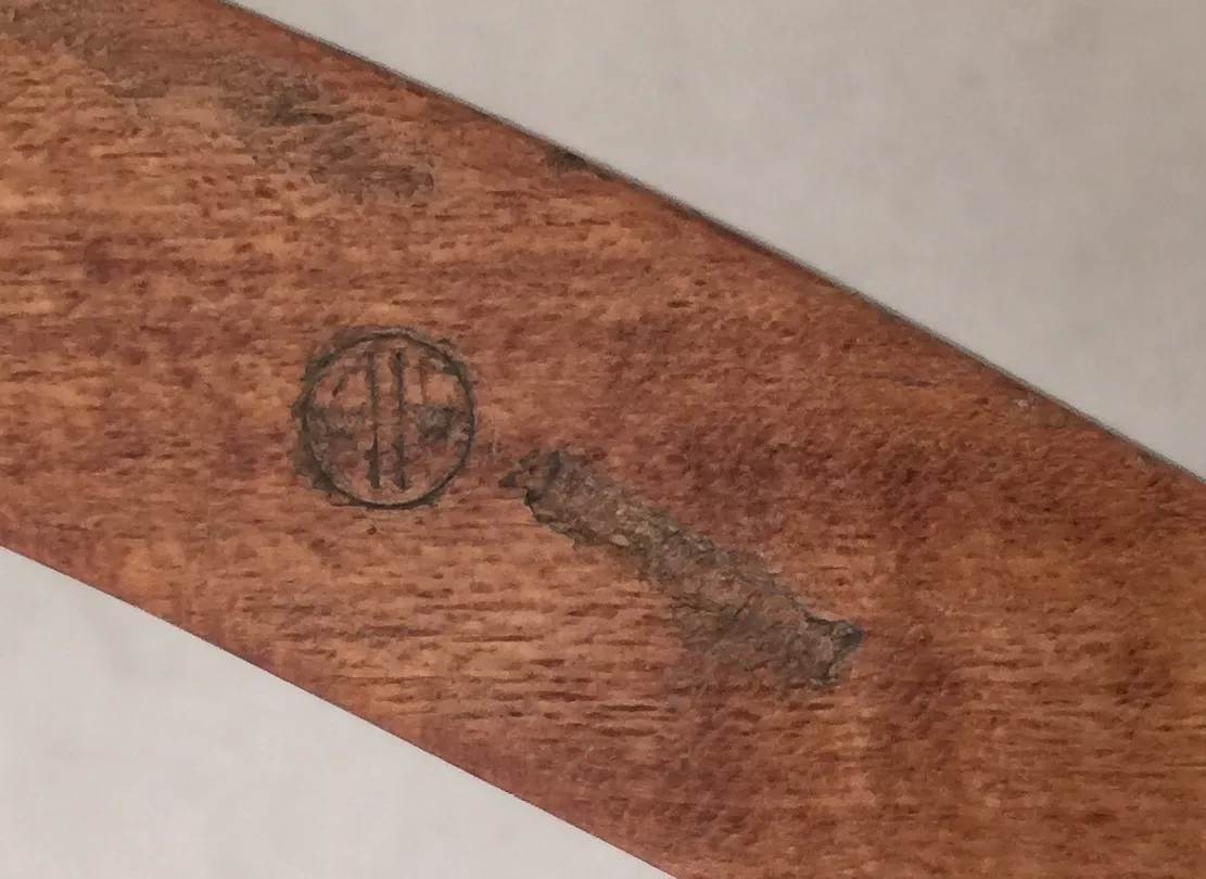 Antiker dekorativer Kandelaber mit Stempel