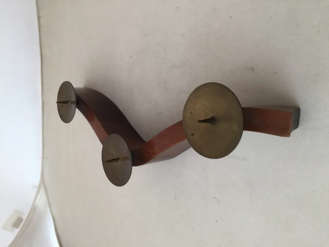 candelabro antico con design curvo e tre supporti per candele