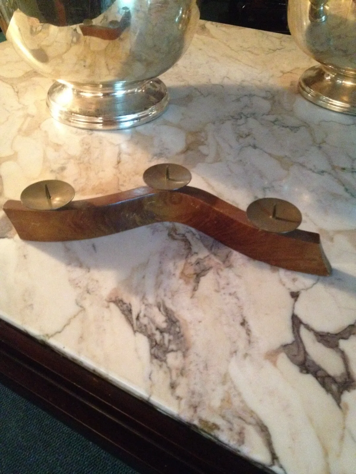 Candelabro antiguo con base curva y tres portavelas