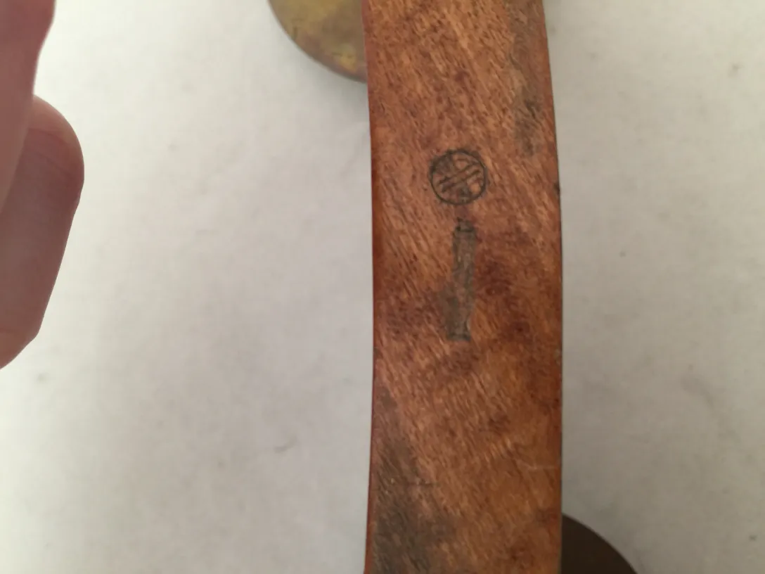 antiker Kandelaber mit elegantem Design und feinen Details