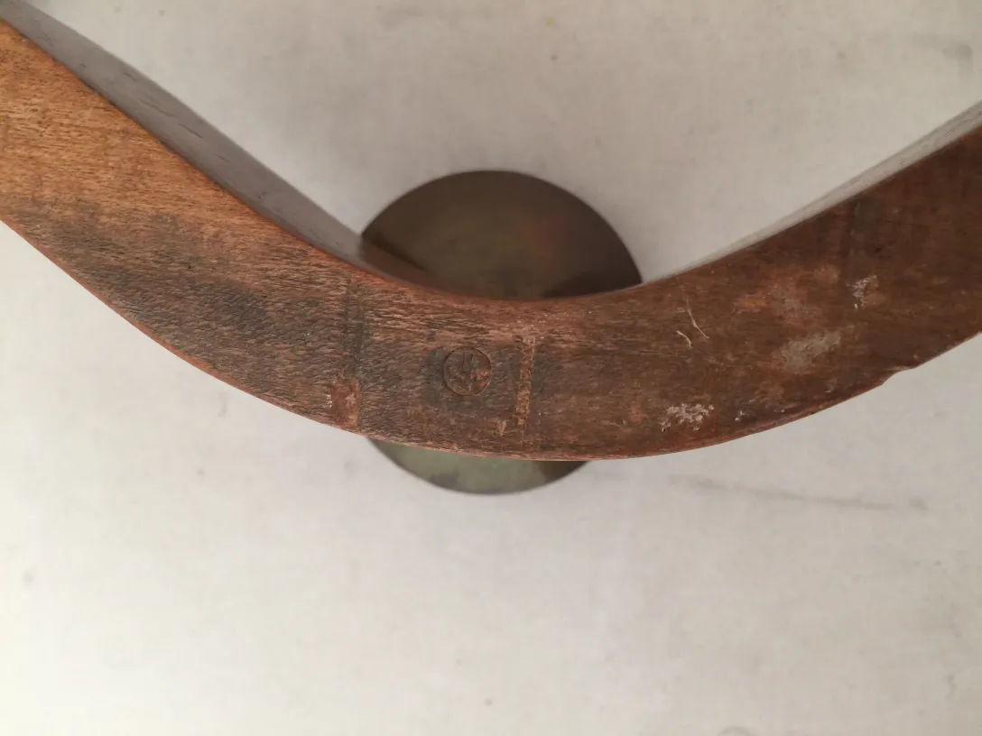 Candelabra purana ki kurvit aur vistaar se bhara design, bevistrit parda.