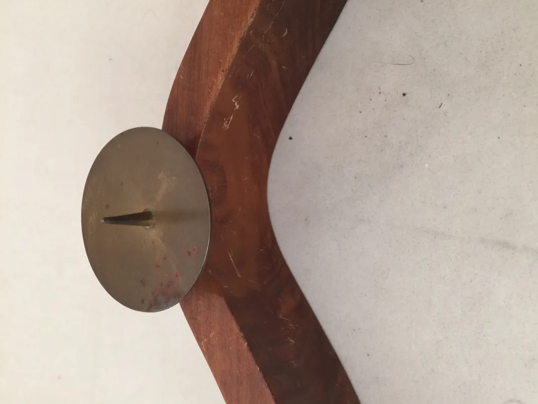 Castiçal antigo com base arredondada e estilizada em um ambiente elegante.