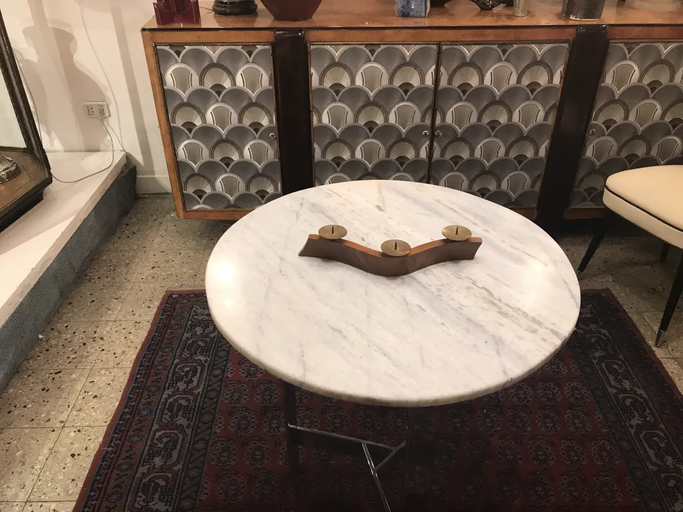 Candelabro antico su tavolo in marmo con candele