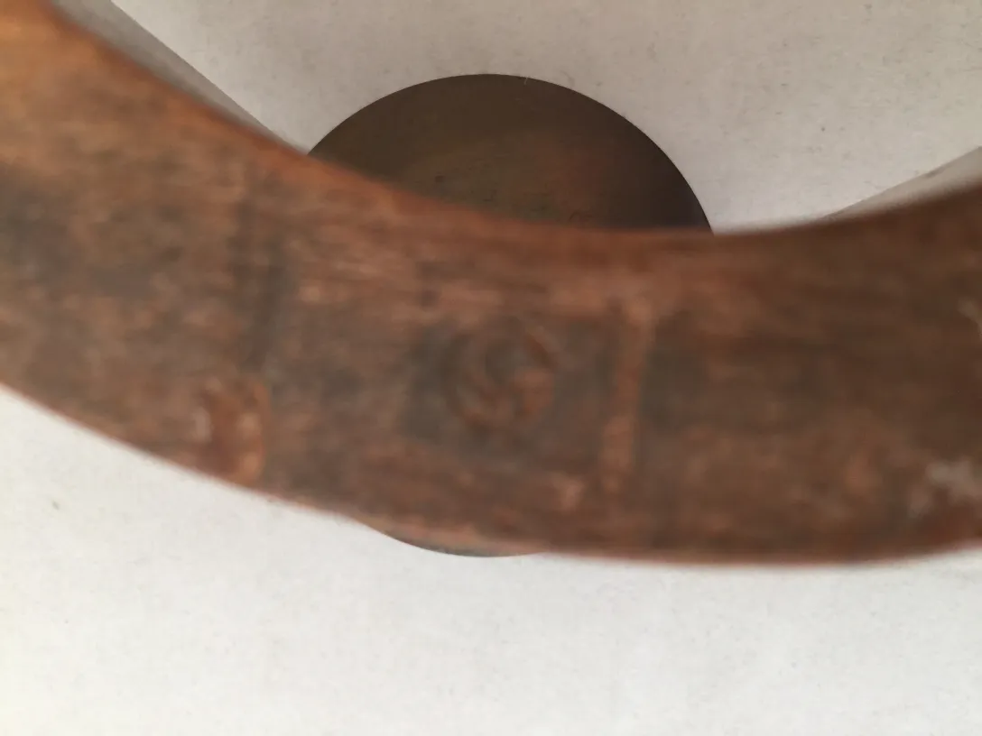 Candelabro antiguo con detalles decorativos