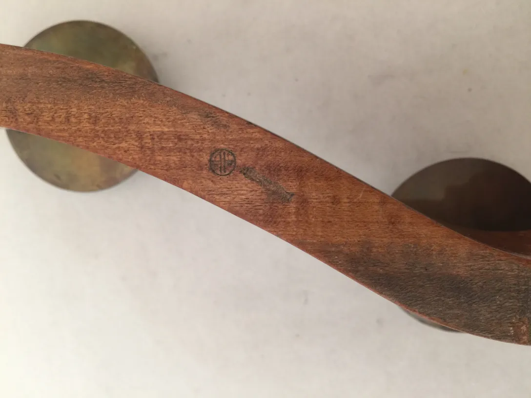 candelabro antigo com design elegante e curvado, fundo claro