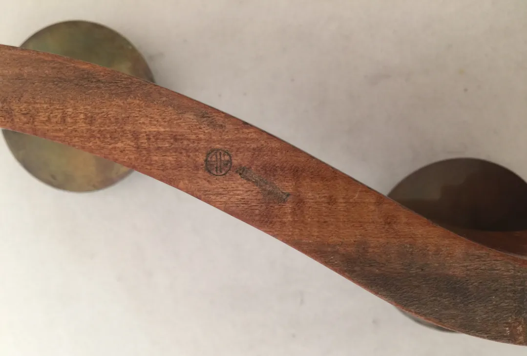 Candelabre ancien décoratif avec un design fluide