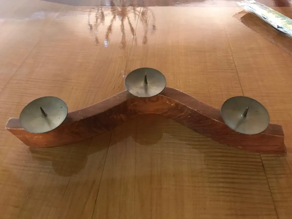 candelabra antik dengan desain bergelombang dan tiga lampu