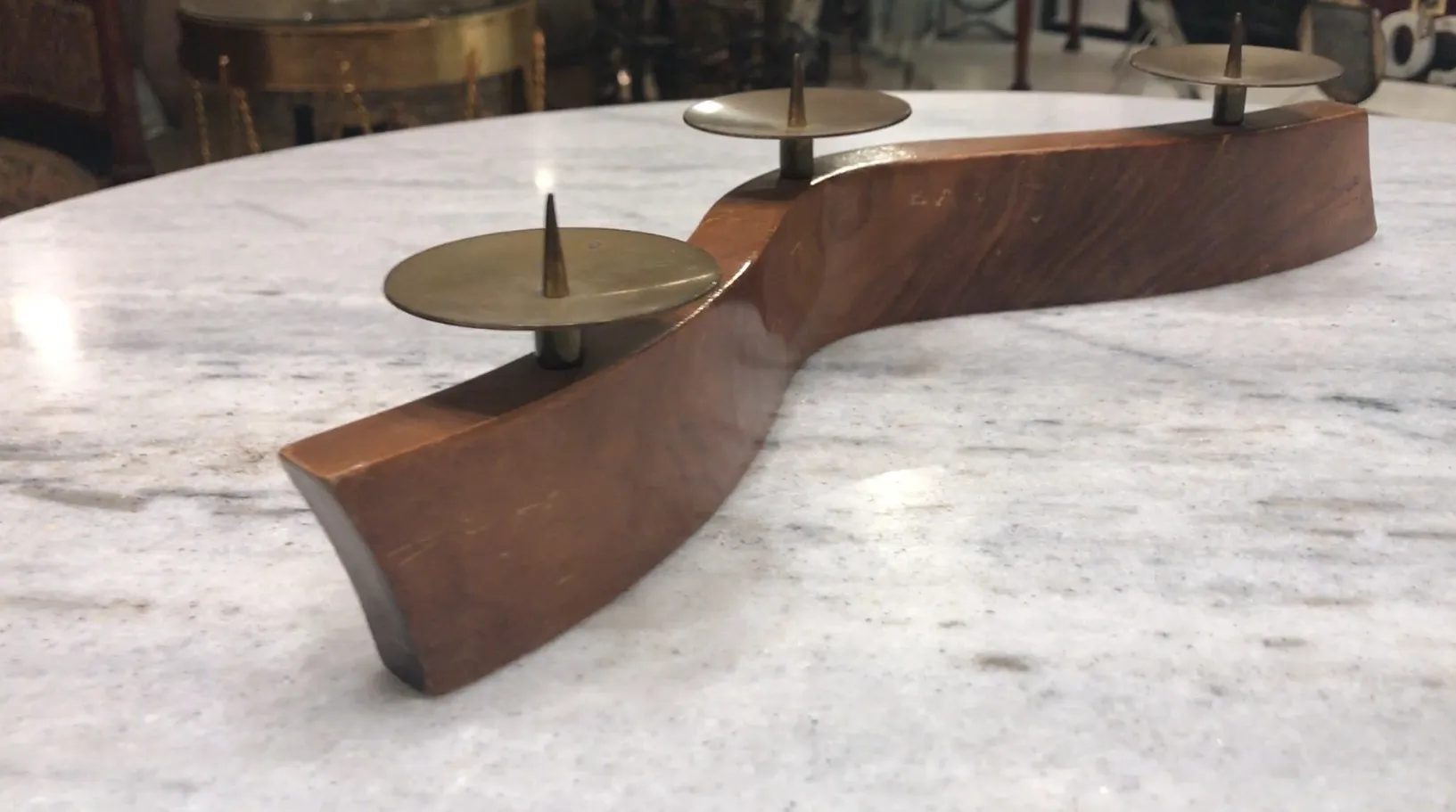 Candelabro antico con design curvato, due portacandele, in ambiente classico