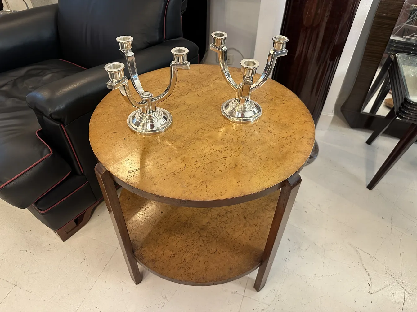 candelabro antico con tre braccia su tavolo rotondo