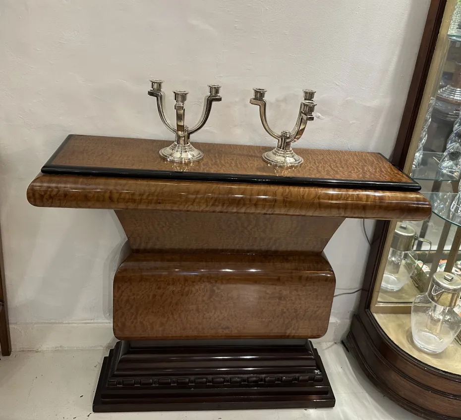 Candelabra kuno di atas meja elegan dengan latar belakang dekoratif