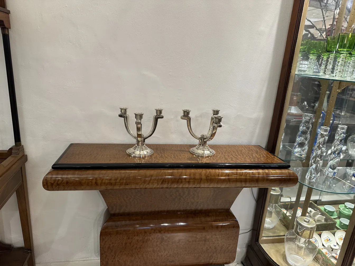 Candelabre ancien avec deux bras sur une table élégante