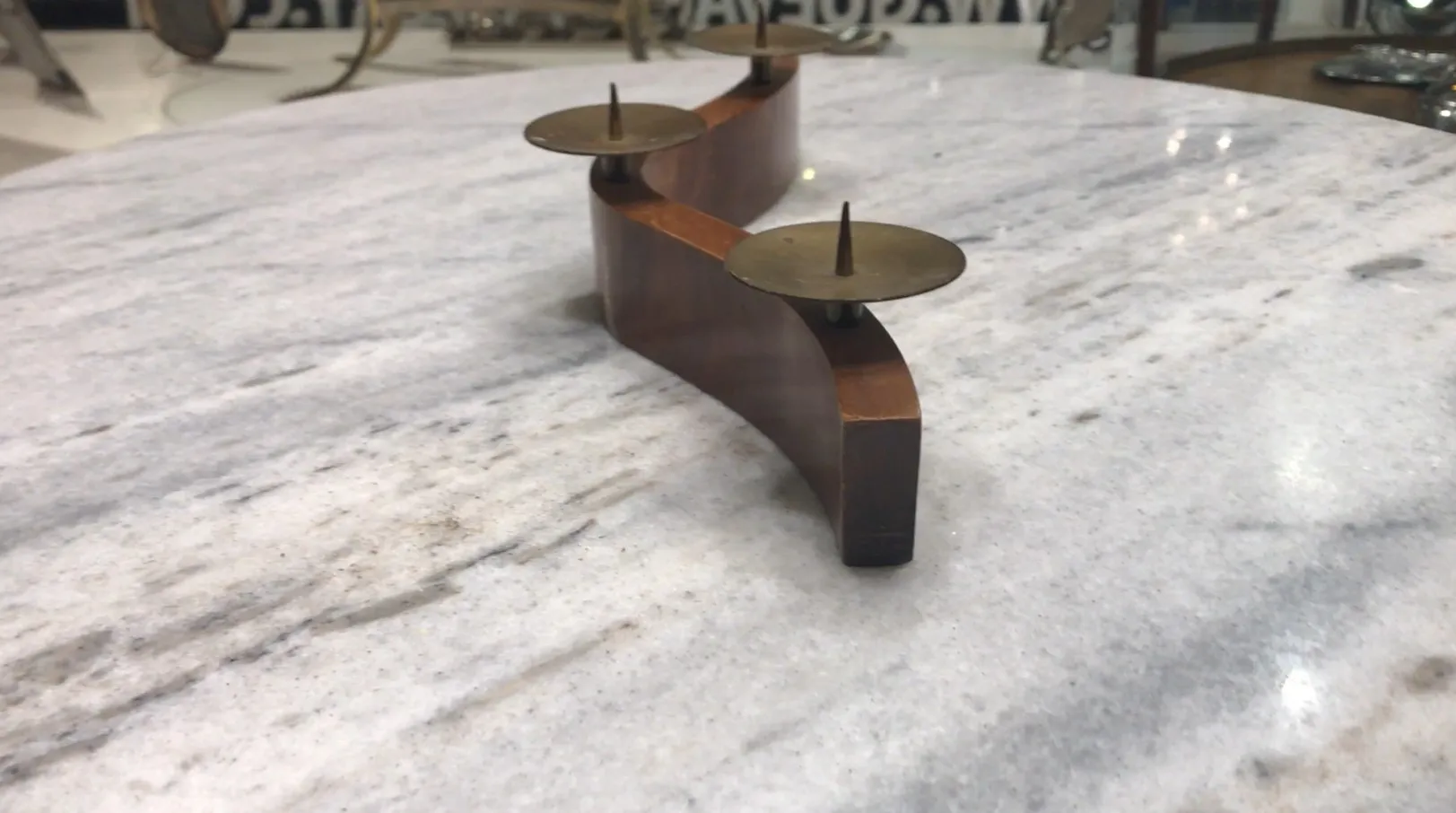 曲線デザインとキャンドルカップの古代燭台