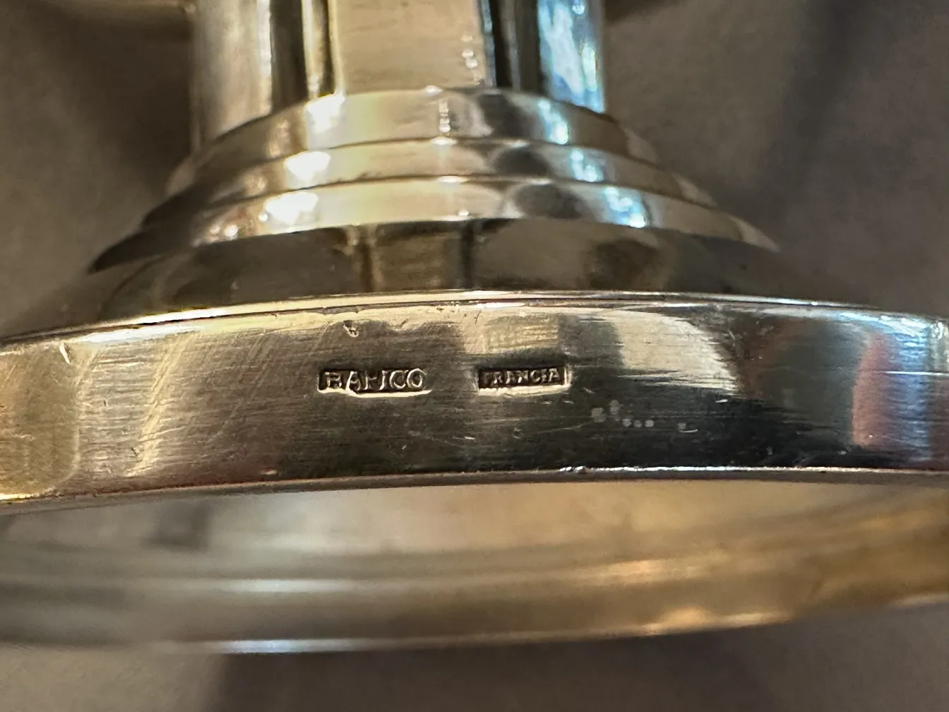 광택 나는 고전적인 촛대의 매끄러운 표면