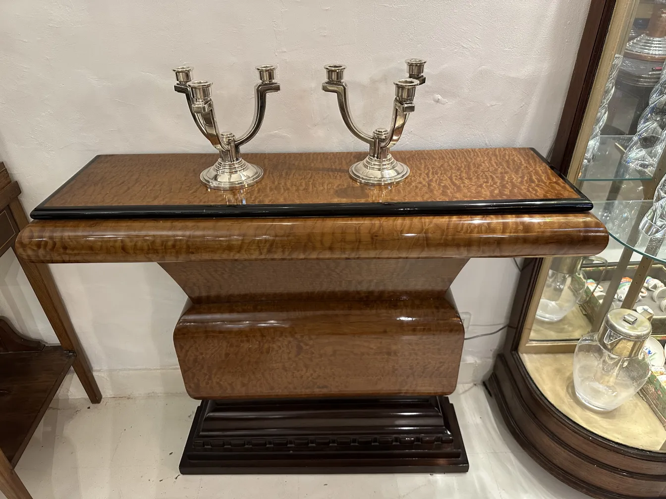 antiker Kandelaber auf einem eleganten Tisch mit Dekor