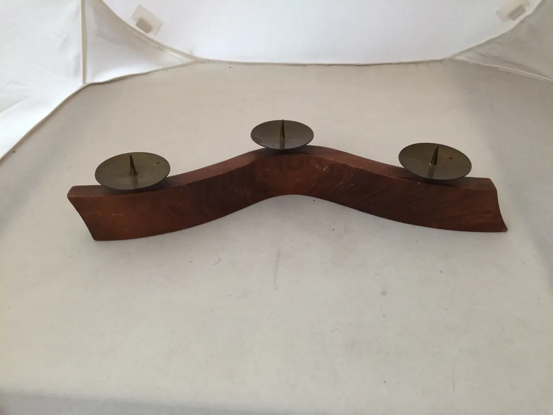 candelabra purana jhuka hua design aur teen wax holder