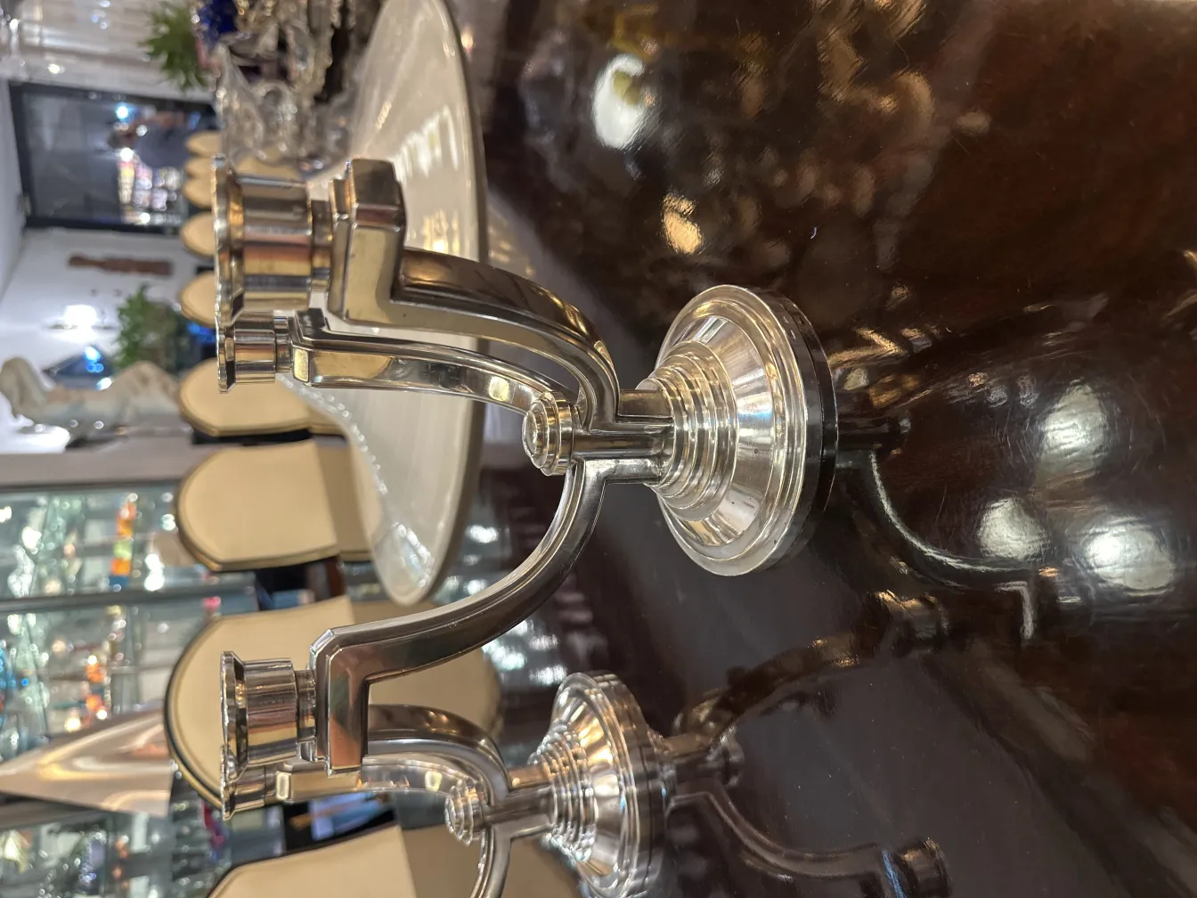 castiçal antigo com braços elegantes em um ambiente luxuoso