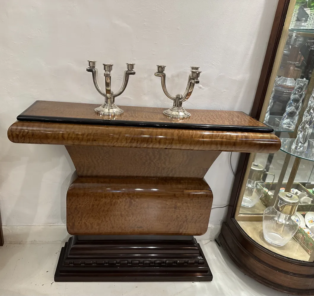 candelabra purana do do hath par shandar meja, purani mahaul