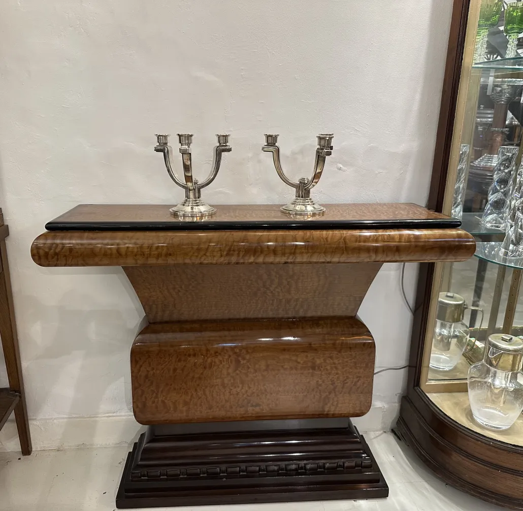 candelabro antico con due luci, elegante e funzionale, in un ambiente accogliente