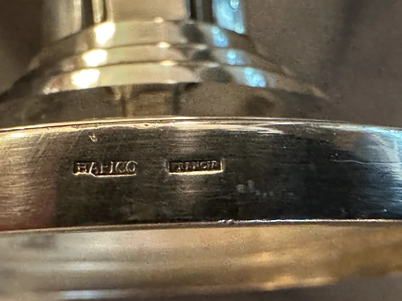 شمعدان قديم بتفاصيل أنيقة، أجواء دافئة.