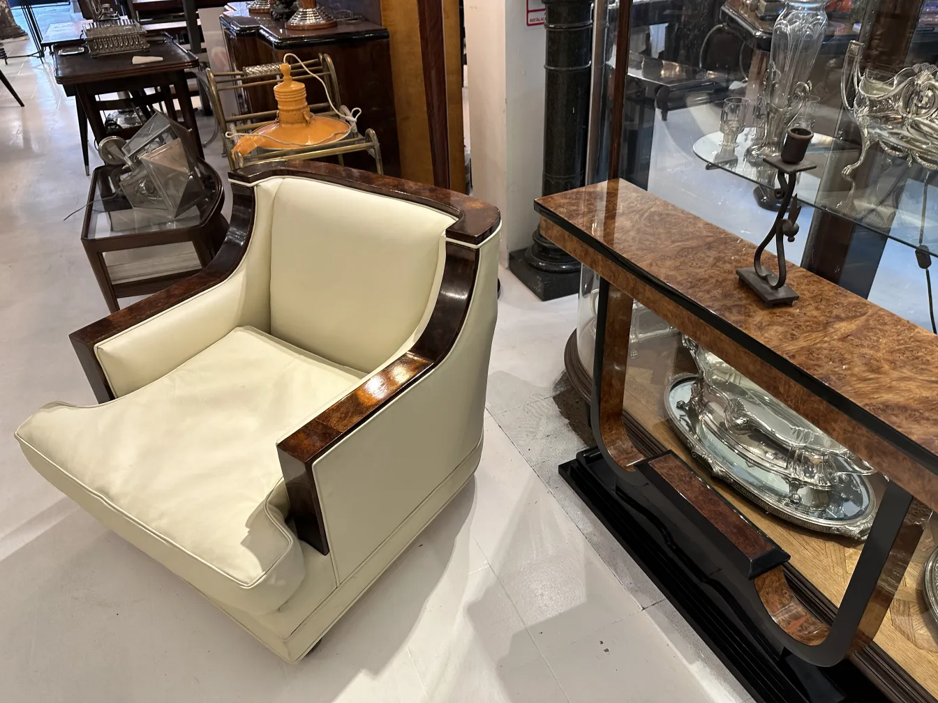 candelabro antigo com design intrincado em um ambiente de antiguidades