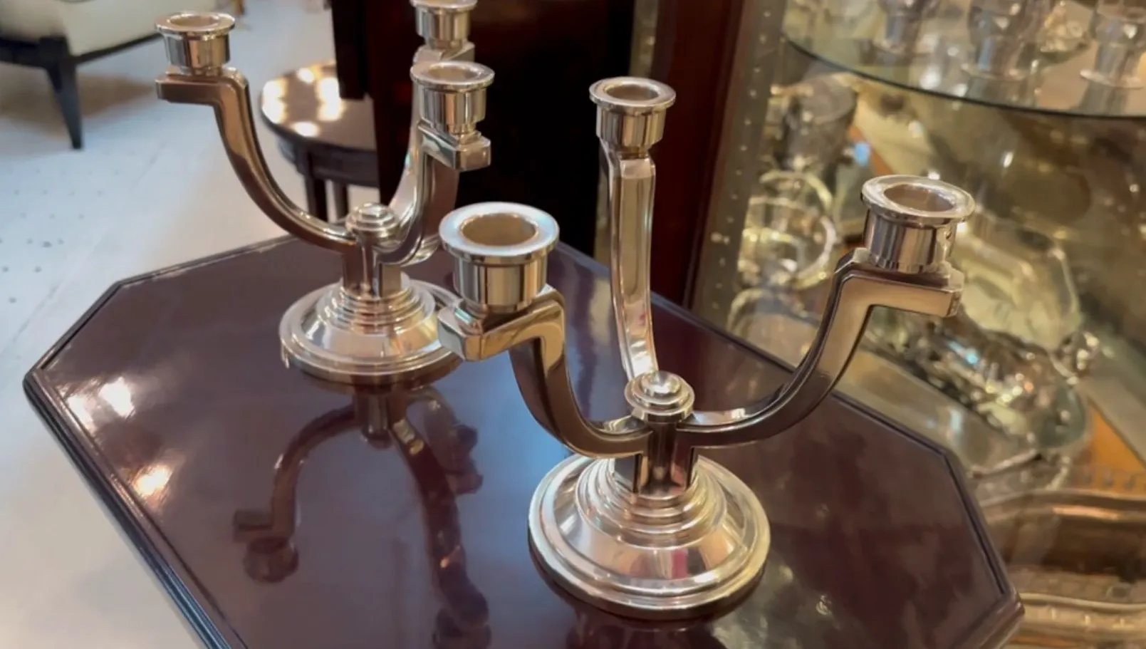 candelabro antiguo brillante con tres brazos y velas