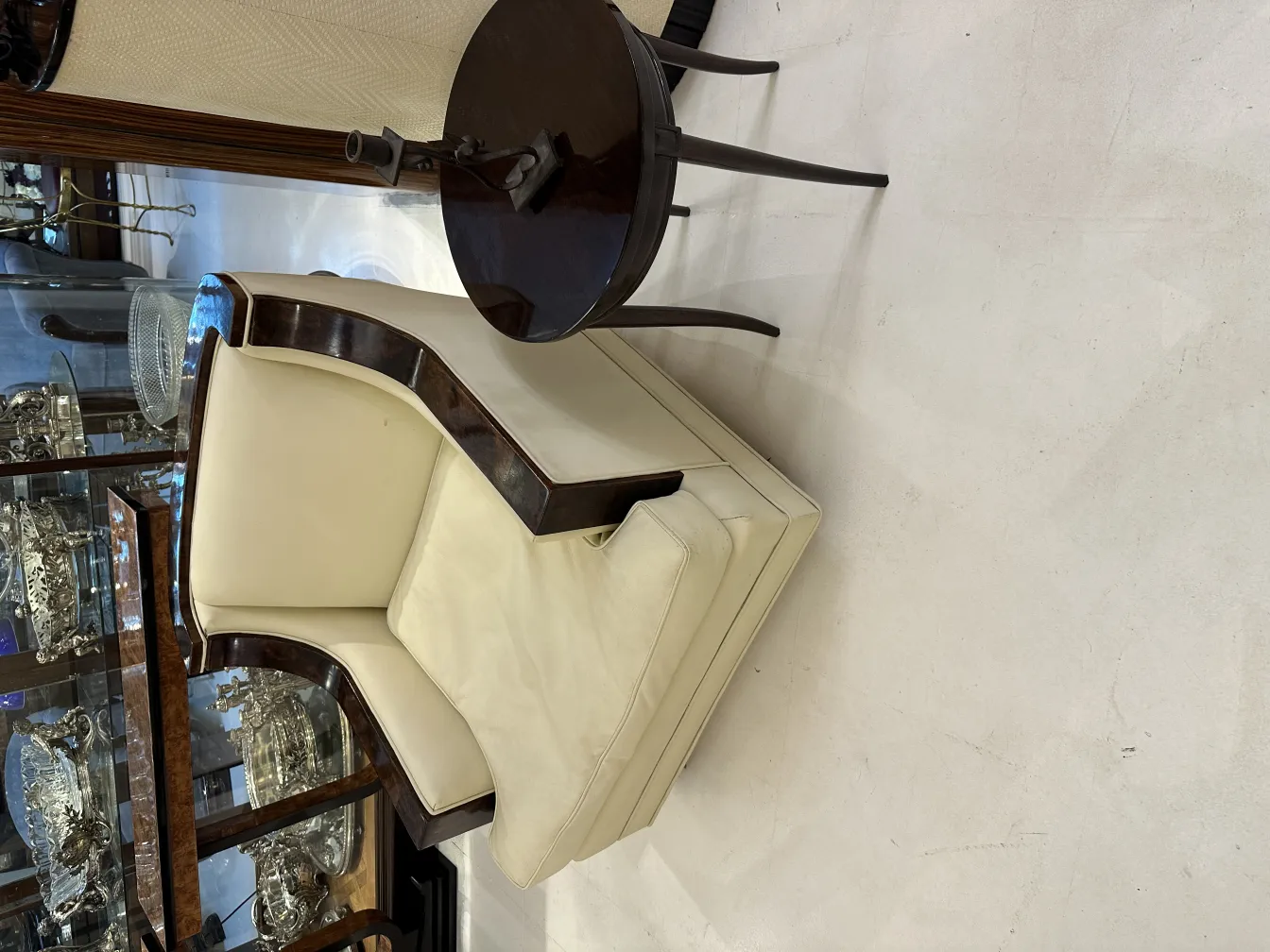 candelabro antiguo decorativo en ambiente elegante con muebles