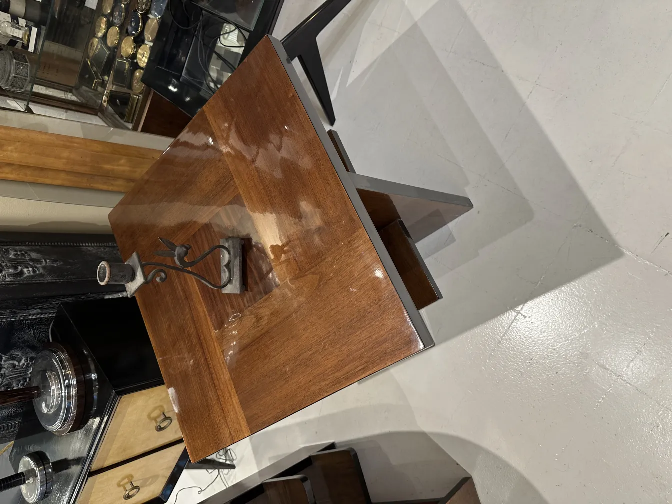 Dekorativer antiker Kandelaber mit eleganter Form in der Umgebung