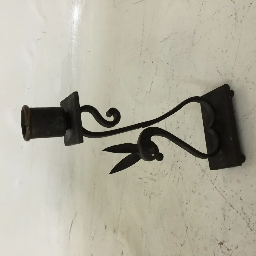 Candelabro antico decorativo con design elegante e forma distintiva.