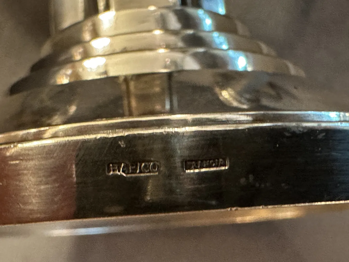 Castiçal antigo com design elegante e acabamentos brilhantes, ideal para decoração.