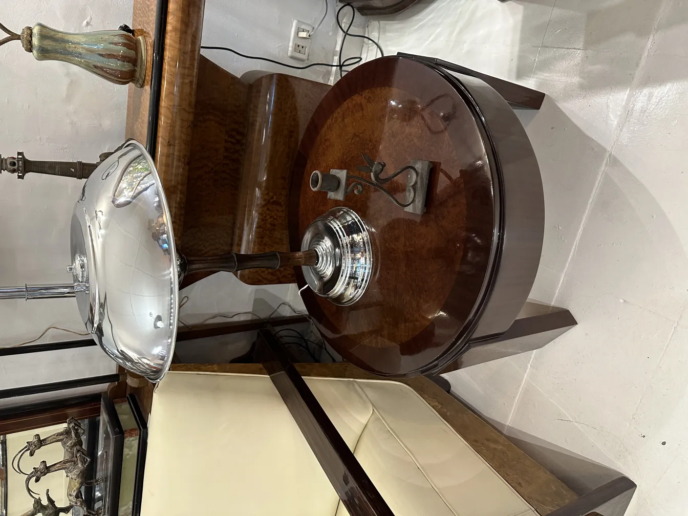 エレガントな古い燭台、光沢のある仕上げと快適な設定。